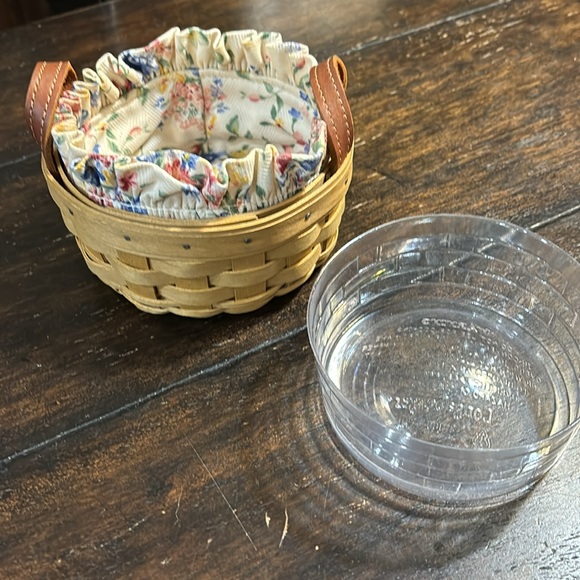 Authentic Longaberger Basket with Sweet Floral Fabric Liner!  Like New! 💐 - Picture 2 of 12